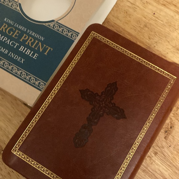 King James Holy Bible Large print gold trim - Picture 3 of 6